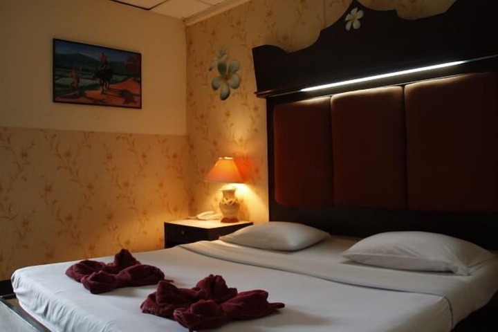Room 4 of 15