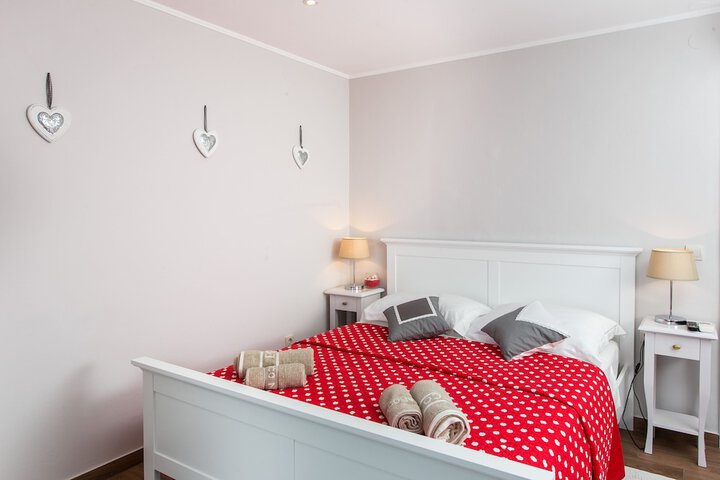 Room 5 of 98