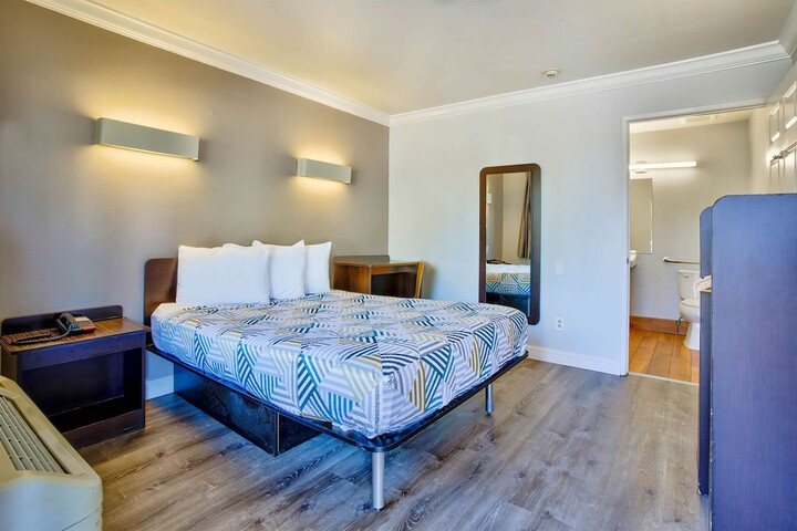 1 Queen Bed (11 of 12)