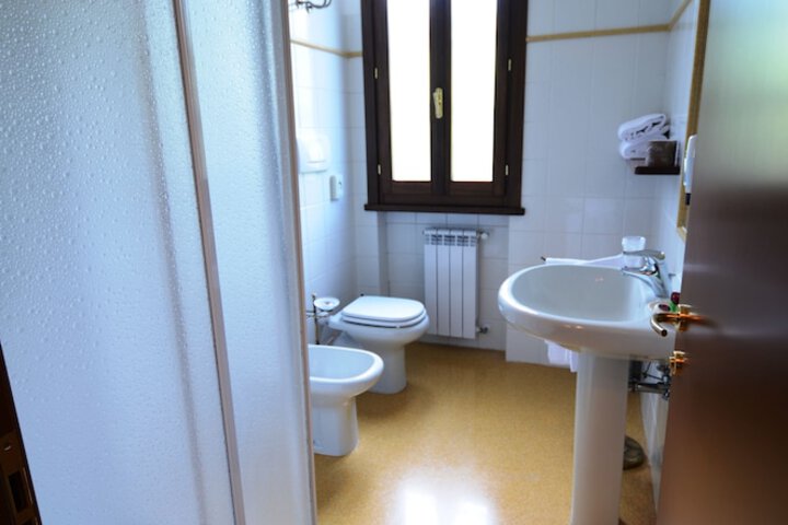 Room 9 of 28