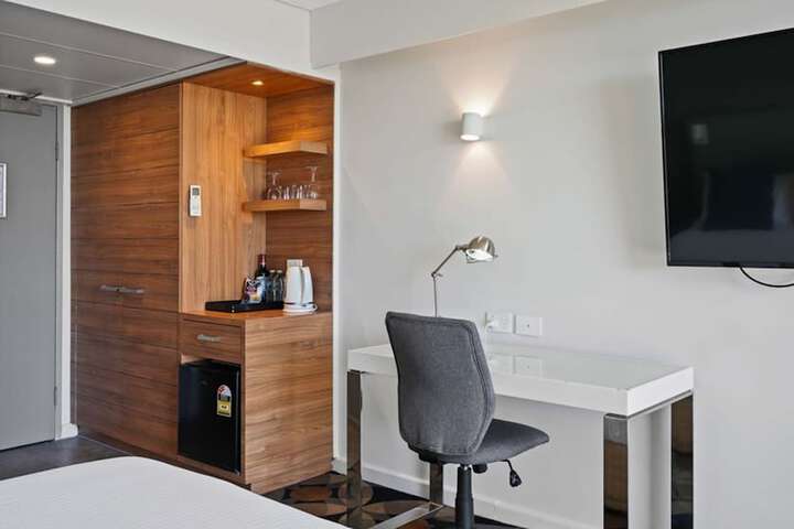 Room 6 of 18