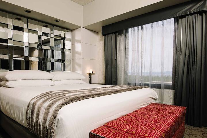 1 King Bed (14 of 19)