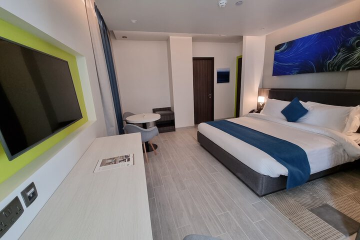Room 33 of 65
