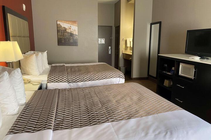 1 Queen Bed Pet Friendly Room Work Desk Sofa Microwave and Refrigerator WiFi Full Breakfast (19 of 31)