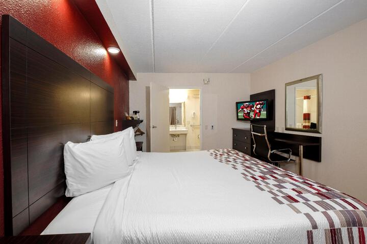 1 Queen Bed