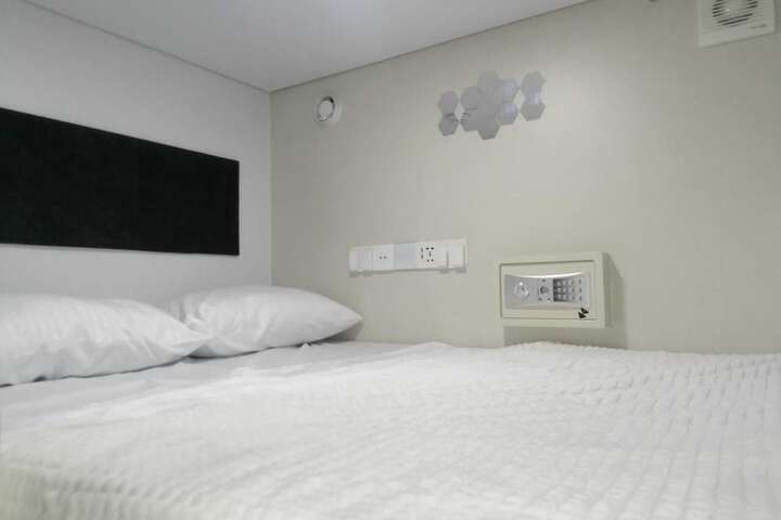 Room 13 of 26