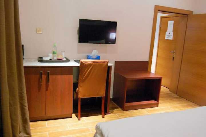Room 4 of 59