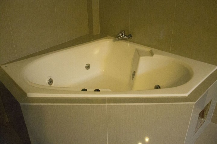 Hot Tub 26 of 40