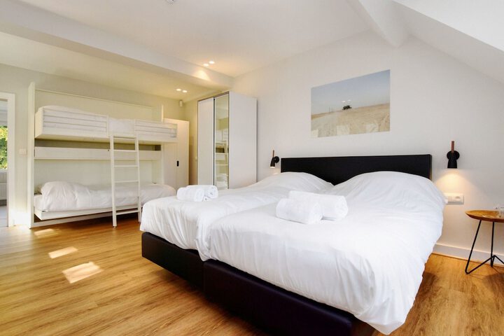 Room 2 of 40