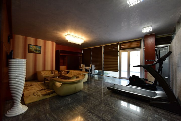 Room 32 of 68