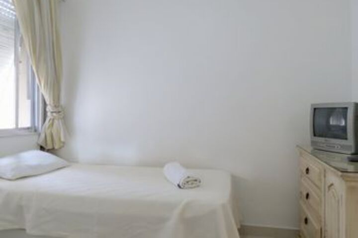 Room 10 of 19