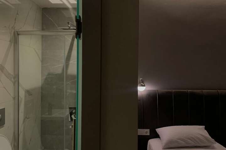 Room 6 of 9