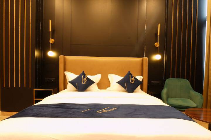 Room 5 of 18