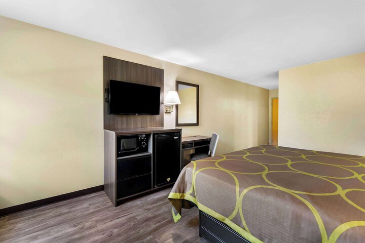 1 King Bed (4 of 17)