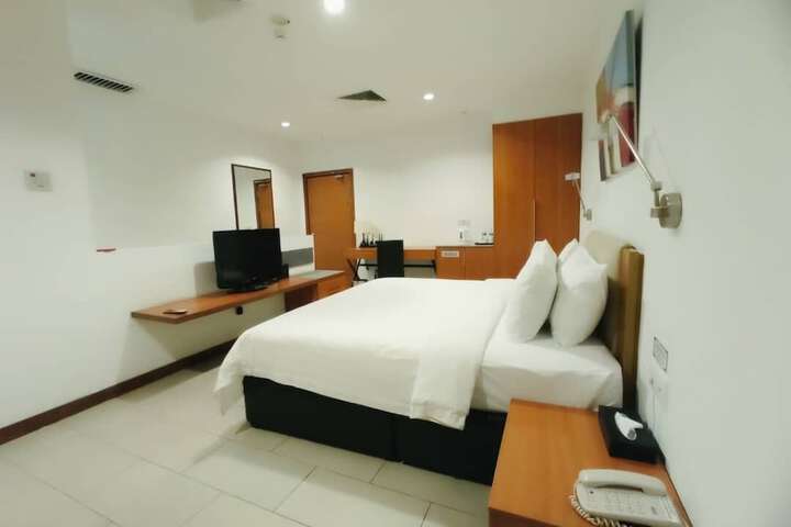 Room 4 of 17
