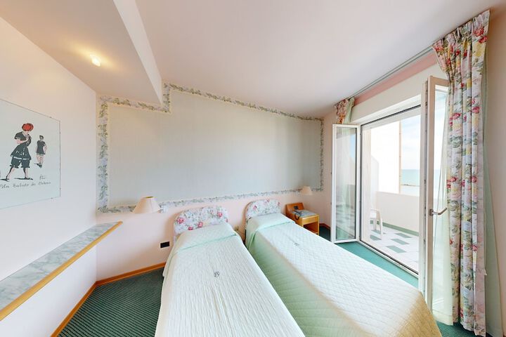 Room 9 of 26