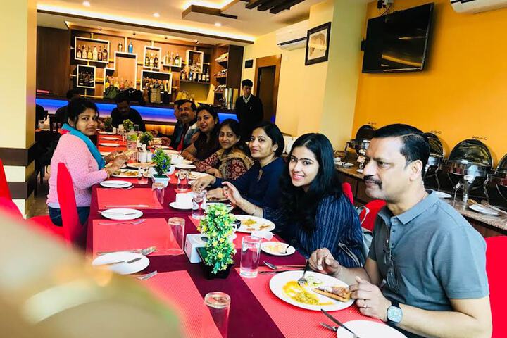 Dining 33 of 48