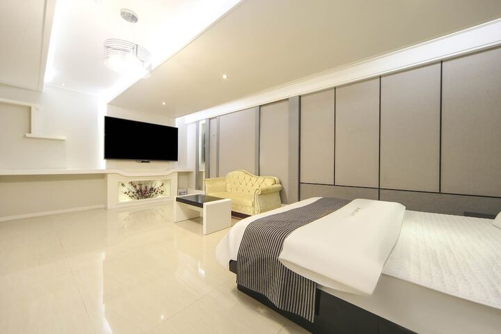 Room 9 of 80