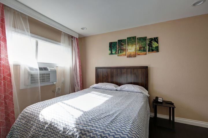 1 Queen Bed (9 of 17)