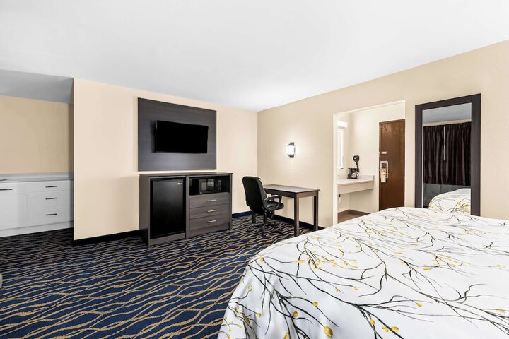 1 King Bed (5 of 10)