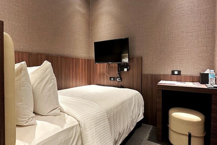 Room 4 of 15