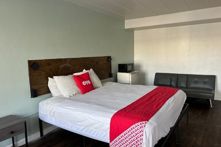 1 King Bed (3 of 20)