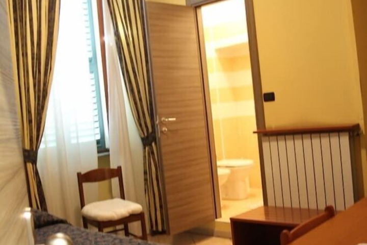 Room 18 of 33