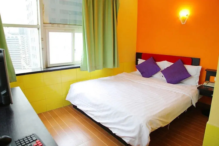 Room 5 of 8