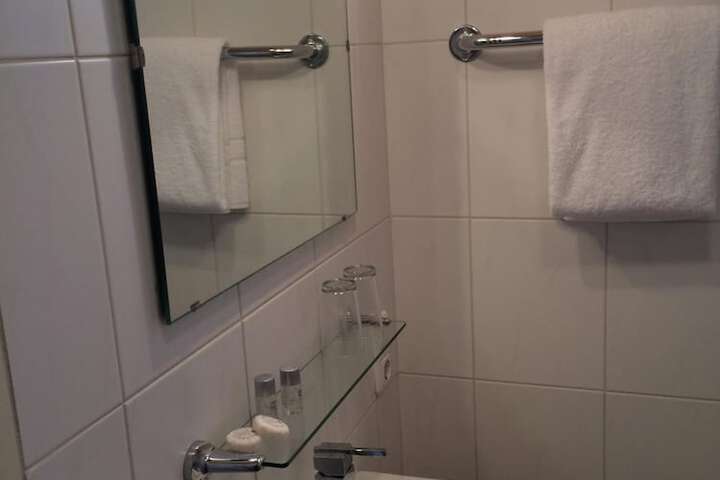 Room 32 of 42