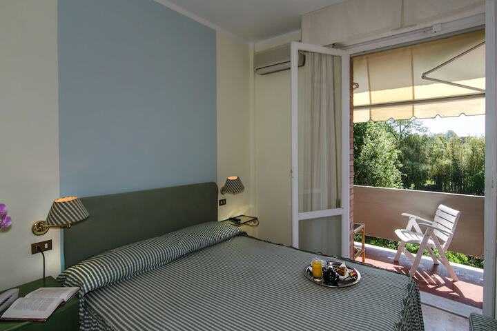 Room 12 of 48
