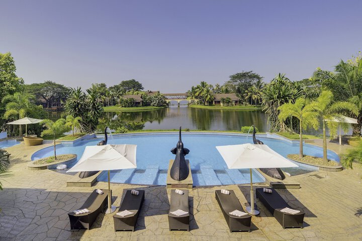 Hotel with Pool