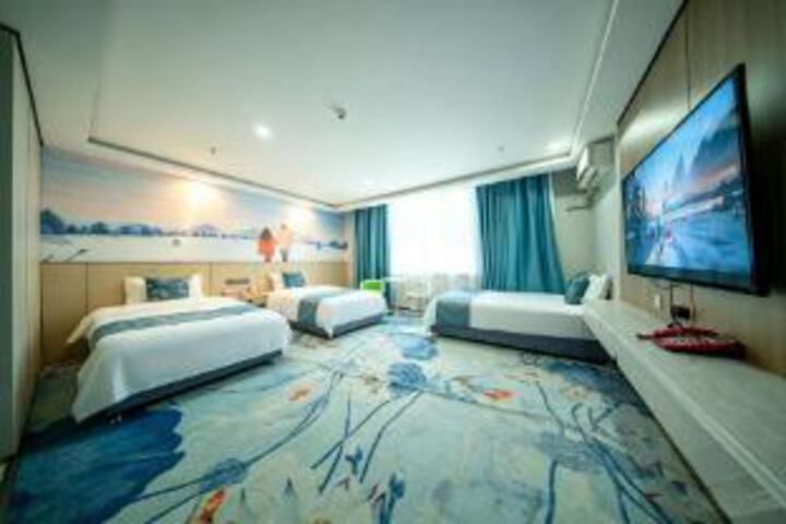 Room 8 of 9