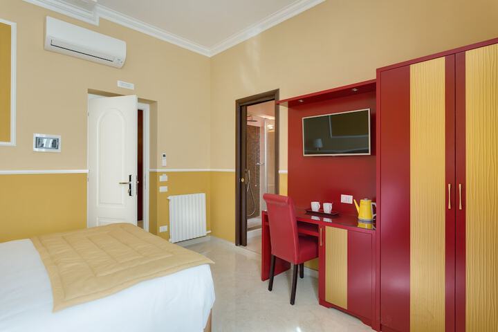 Room 9 of 33