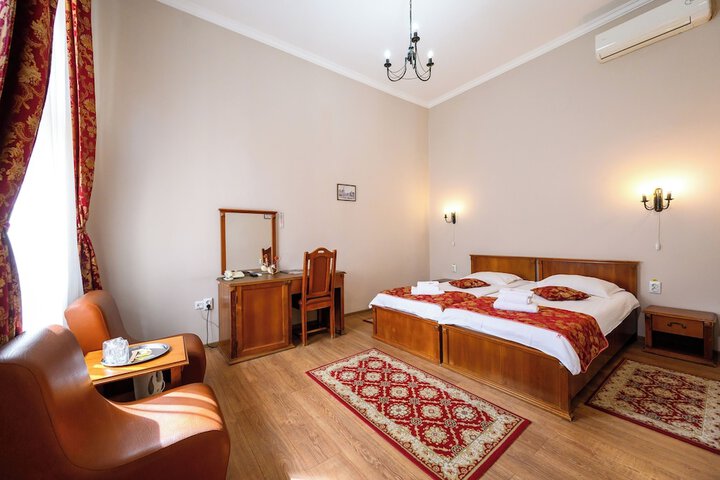 Room 12 of 34