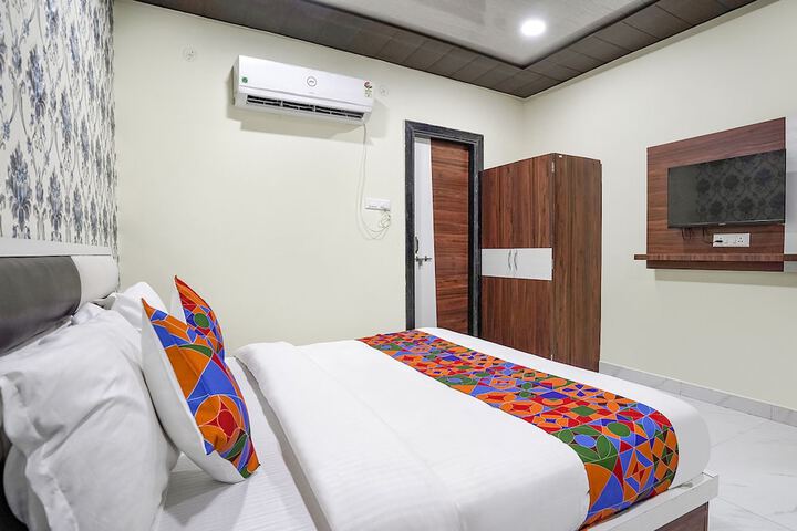 Room 13 of 28
