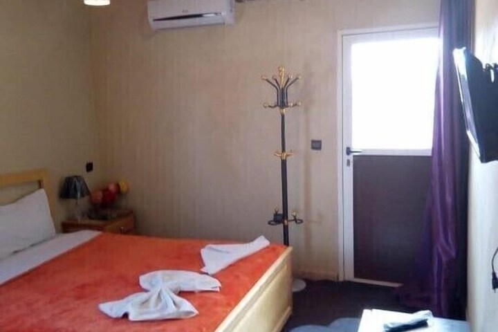 Room 6 of 24
