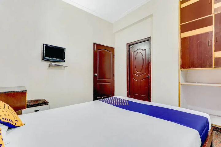 Room 6 of 10