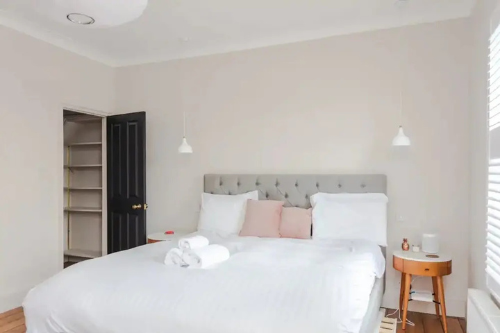 Room 4 of 15