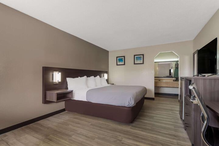 1 King Bed (3 of 5)