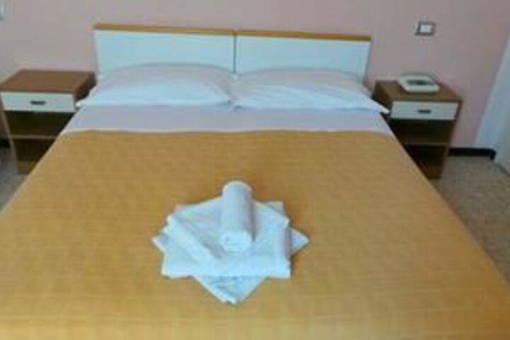 Room 6 of 33