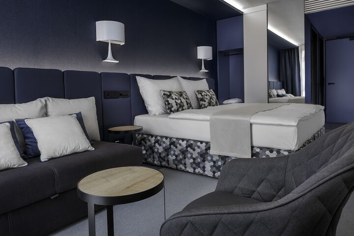 Room 4 of 42