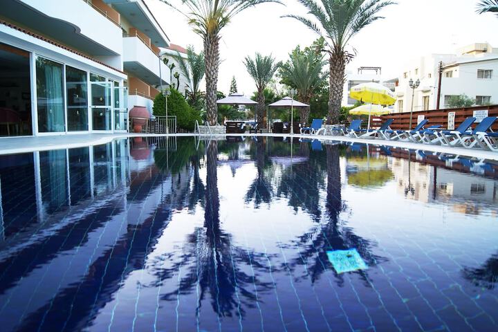 Hotel Pool