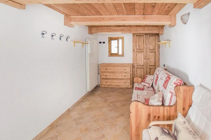 Room 4 of 9