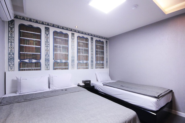 Room 16 of 28