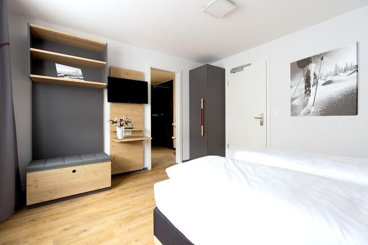 Room 6 of 25