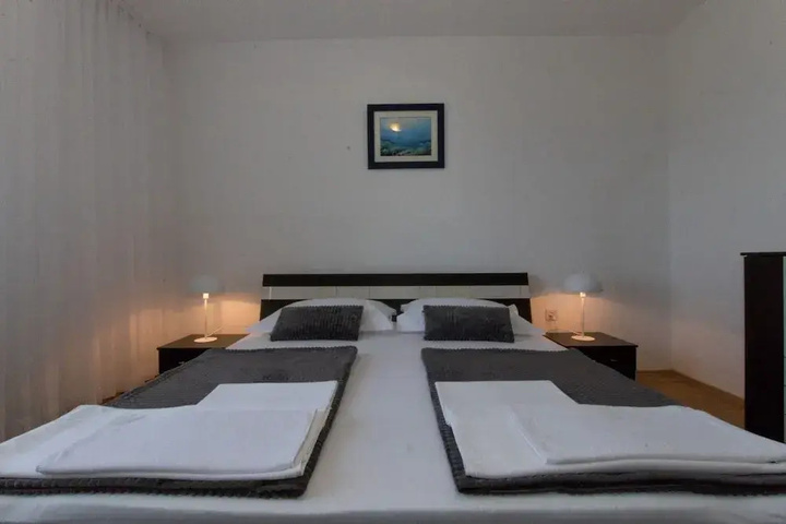 Room 5 of 12