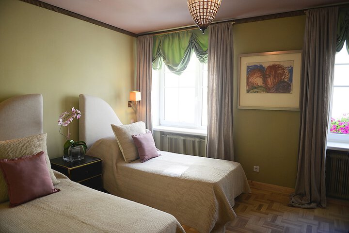 Room 5 of 114