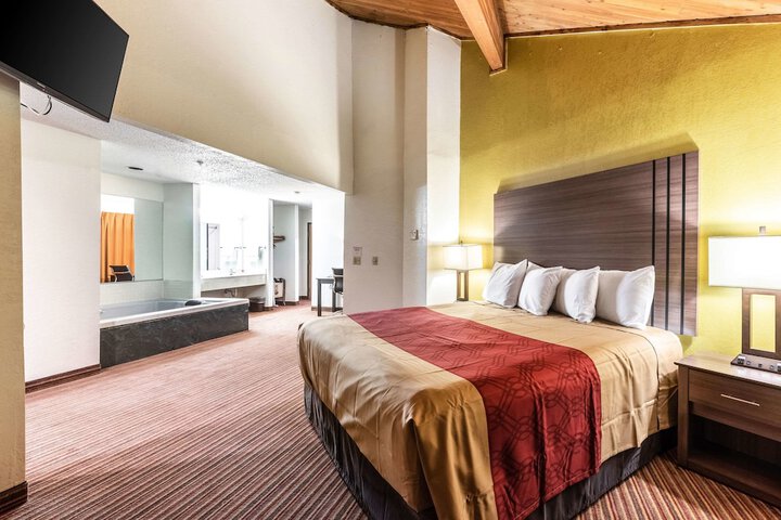 1 King Bed (5 of 13)