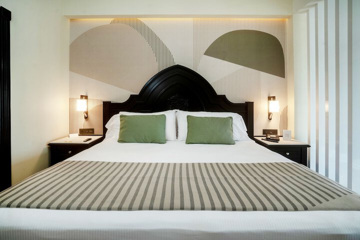 Room 28 of 153