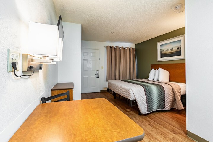 ADA Accessible Studio 1 Queen Bed (5 of 10)